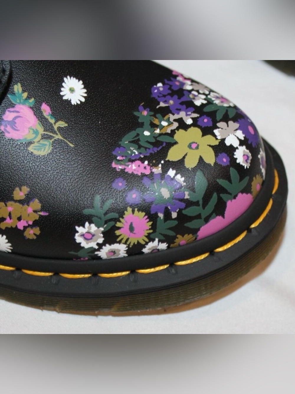 NWOB Dr. Martens 1460 Pascal Black Floral
Wanderlust 8 Eye Boots Women's Sz 8.5 - Picture 5 of 13